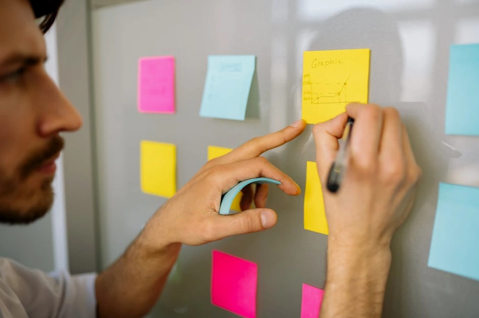 Una persona che disegna una strategia di crescita su una lavagna